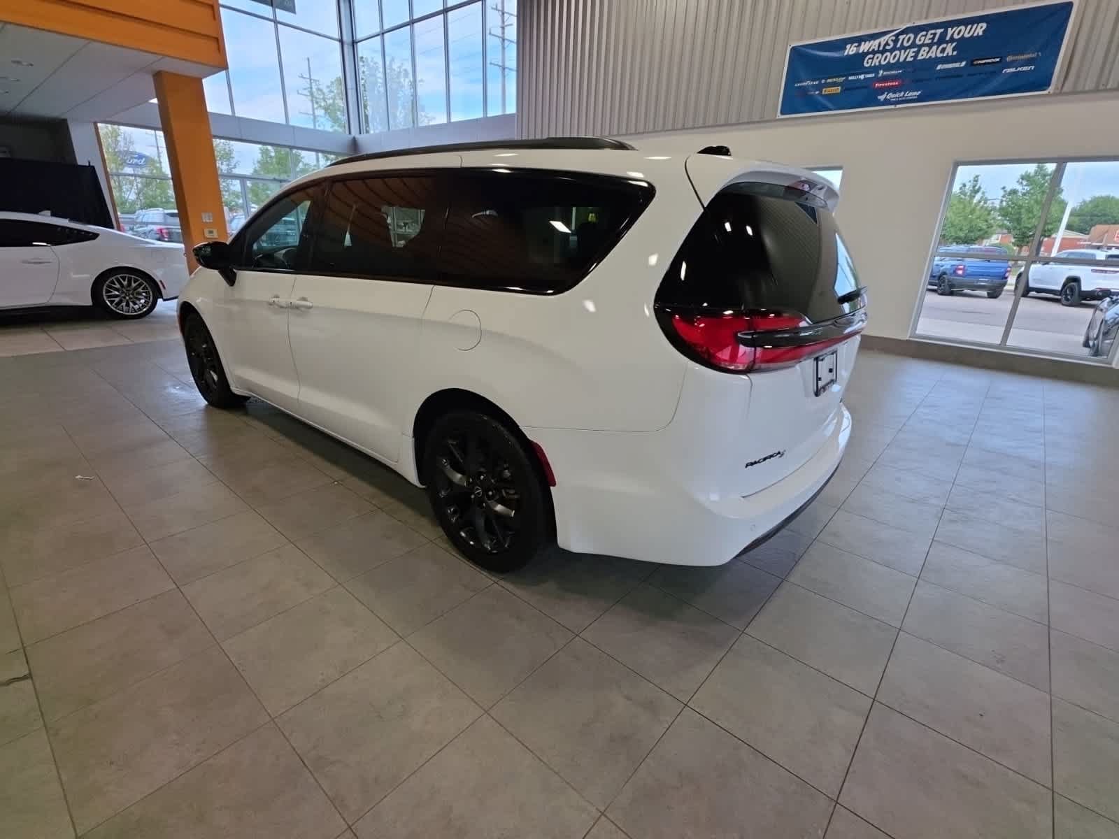 Used 2025 Chrysler Pacifica Limited FWD image 14