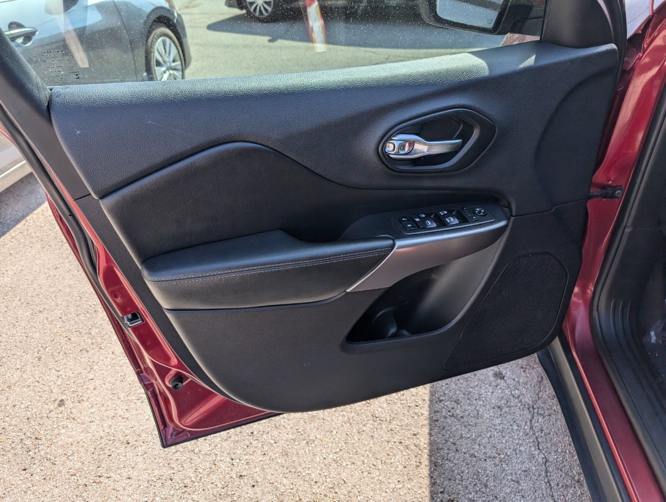 Used 2019 Jeep Cherokee Latitude Plus w/ Comfort/Convenience Group FWD image 11