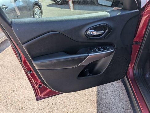 Used 2019 Jeep Cherokee Latitude Plus w/ Comfort/Convenience Group FWD image 11