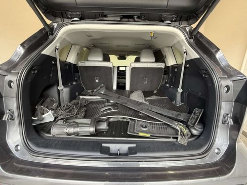 Used 2024 Toyota Highlander XLE AWD/4WD image 17