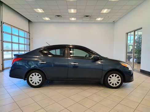 Used 2017 Nissan Versa SV FWD image 2