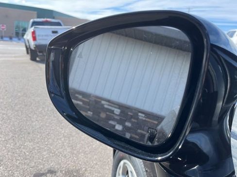 Used 2024 Chrysler Pacifica Limited image 29