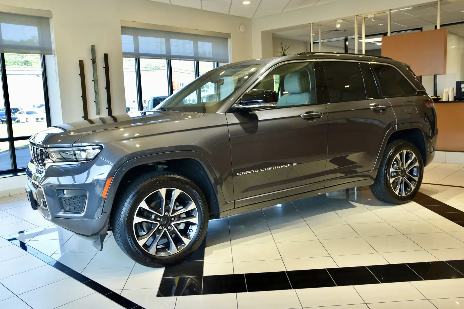 Used 2022 Jeep Grand Cherokee Overland AWD/4WD image 3