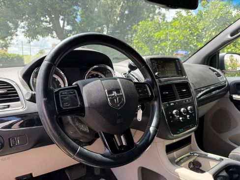 Used 2017 Dodge Grand Caravan SXT image 11