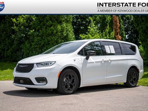 Used 2024 Chrysler Pacifica Limited FWD image 1