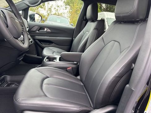 New 2026 Chrysler Pacifica Select image 15