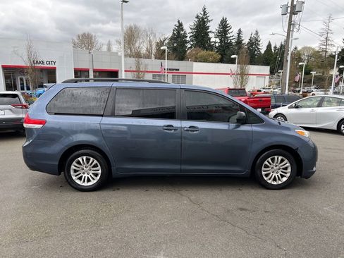 Used 2014 Toyota Sienna XLE image 3