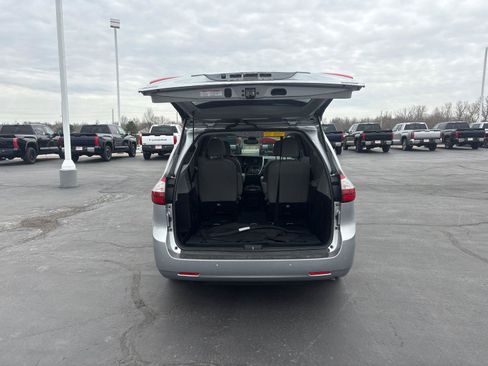 Used 2019 Toyota Sienna Limited image 10
