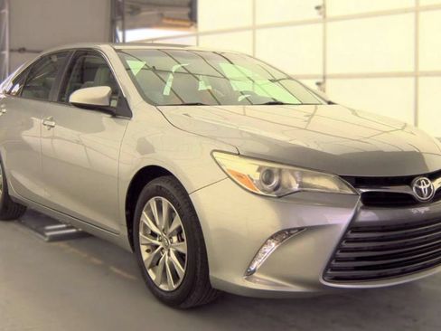 Used 2016 Toyota Camry XLE FWD image 2