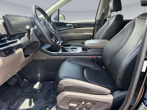 Used 2025 Kia Carnival FWD image 20
