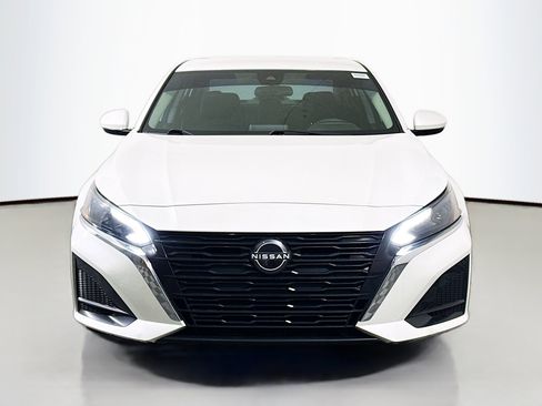 Used 2023 Nissan Altima 2.5 SV image 2