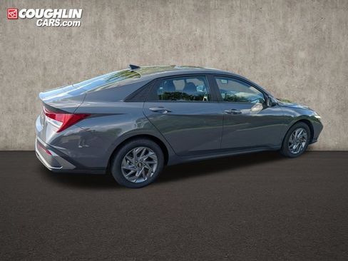 Certified 2025 Hyundai Elantra Hybrid FWD image 8