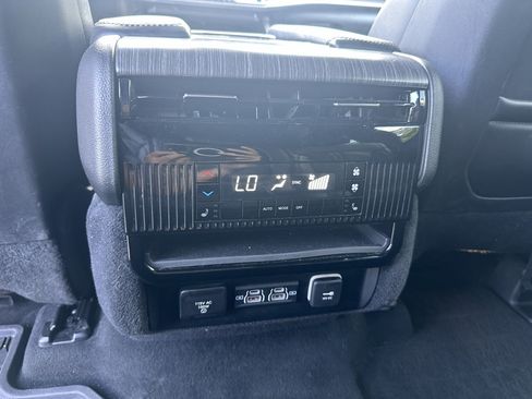 Used 2024 Jeep Wagoneer L Series II w/ Flexible Seating Group RWD image 11
