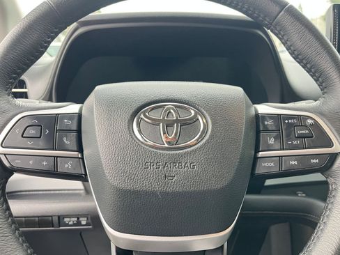 Used 2025 Toyota Sienna XLE image 29