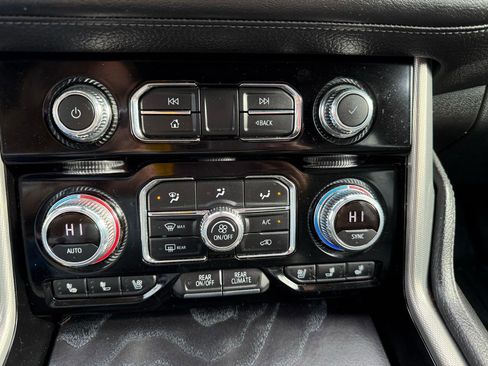 Used 2022 GMC Yukon XL Denali image 36