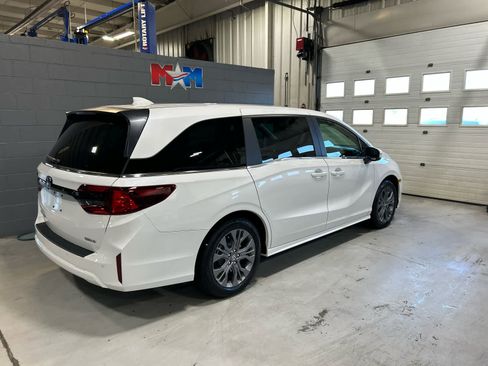 New 2026 Honda Odyssey Touring image 3