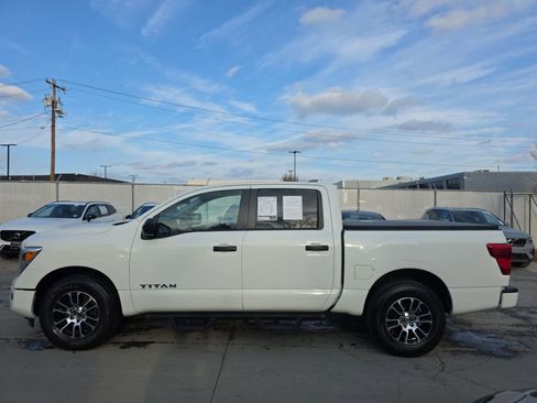 Used 2022 Nissan Titan SV image 10