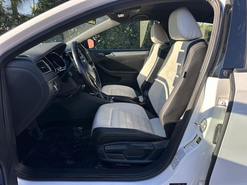 Used 2016 Volkswagen Jetta Sport image 11