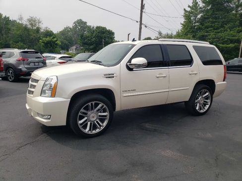 Used 2014 Cadillac Escalade Premium AWD/4WD image 3