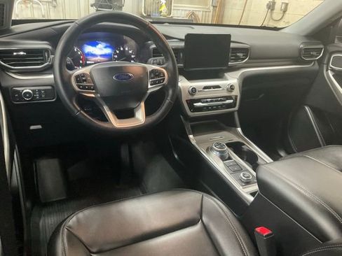 Used 2022 Ford Explorer XLT w/ Equipment Group 202A image 9