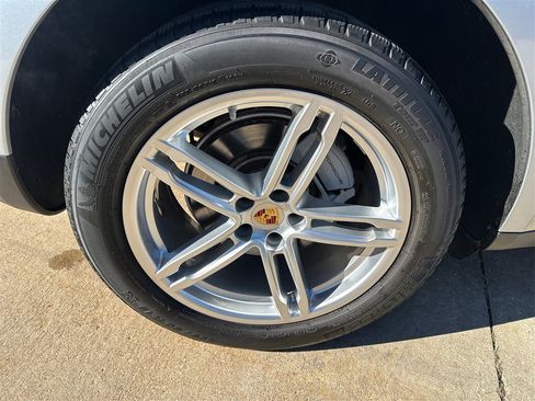 Used 2017 Porsche Macan S w/ Dark Walnut Interior Package image 27