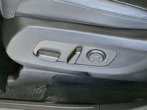 Used 2025 Kia Carnival FWD image 21