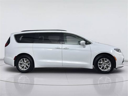 Used 2022 Chrysler Pacifica Touring-L FWD image 6