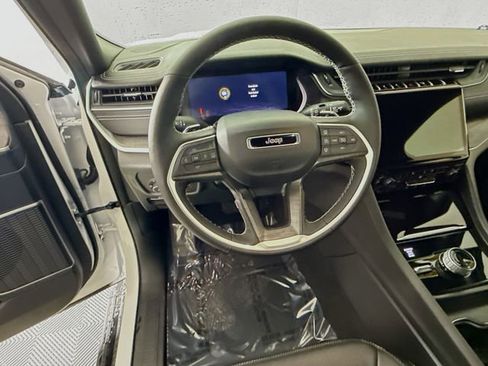 Used 2025 Jeep Grand Cherokee Limited w/ Luxury Tech Group II image 11