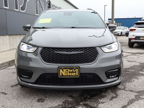 Used 2022 Chrysler Pacifica Limited w/ S Appearance Package AWD/4WD image 2