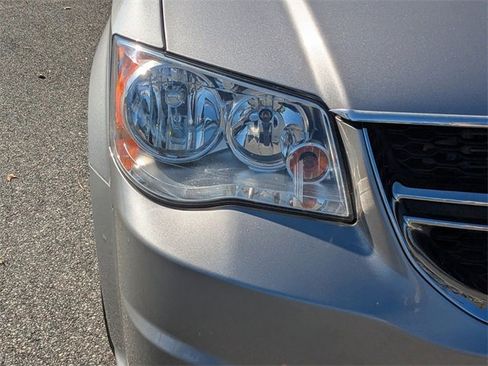 Used 2018 Dodge Grand Caravan SXT image 9