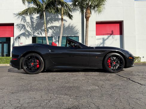 Used 2016 Ferrari California T image 2