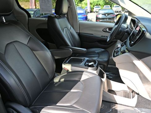 Used 2023 Chrysler Pacifica Touring-L FWD image 22