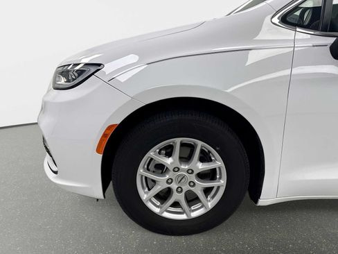 Used 2023 Chrysler Pacifica Touring-L FWD image 16