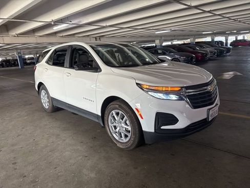 Used 2022 Chevrolet Equinox LS image 3