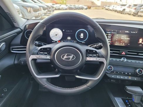 Used 2025 Hyundai Elantra SEL image 17