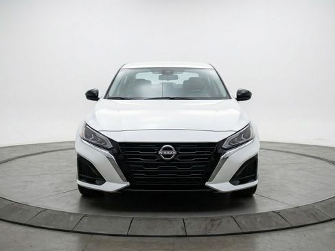 Used 2025 Nissan Altima 2.5 SV image 2