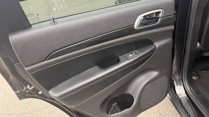 Used 2020 Jeep Grand Cherokee Laredo AWD/4WD image 19