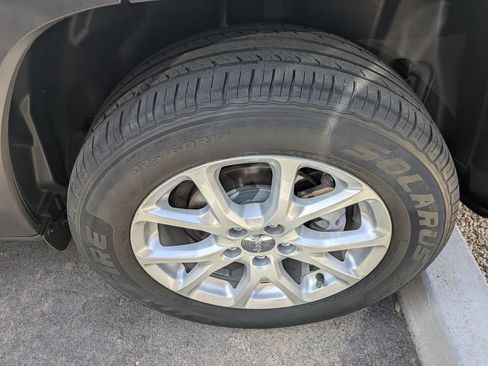 Used 2018 Jeep Cherokee Latitude w/ Safety Group FWD image 5