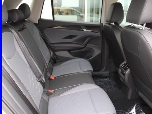 Used 2025 Volkswagen Tiguan SE image 23