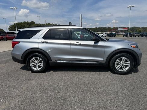 Used 2024 Ford Explorer XLT RWD image 4
