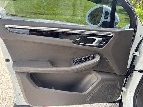 Used 2016 Porsche Macan S AWD/4WD image 9