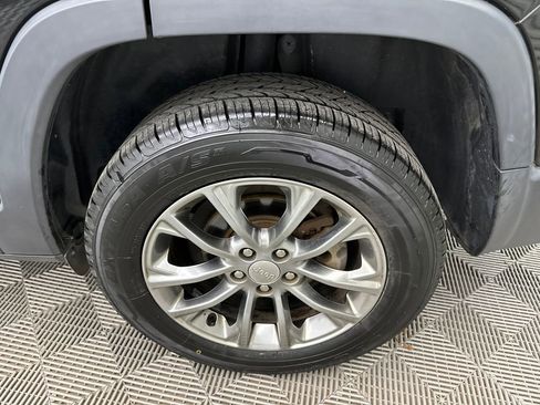 Used 2020 Jeep Cherokee Latitude Plus image 20