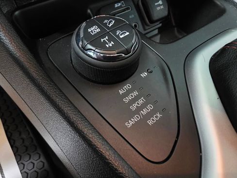 Used 2018 Jeep Cherokee Trailhawk w/ Cold Weather Group AWD/4WD image 16
