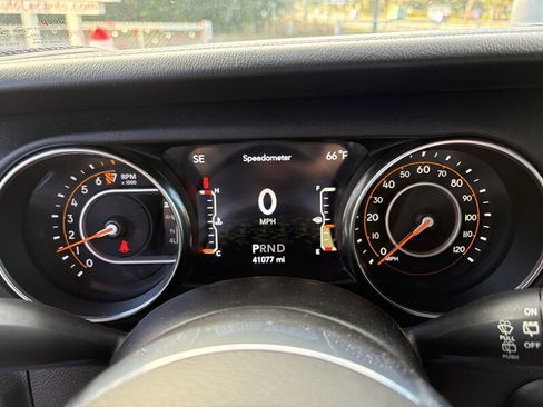 Used 2021 Jeep Wrangler Unlimited Sahara image 9