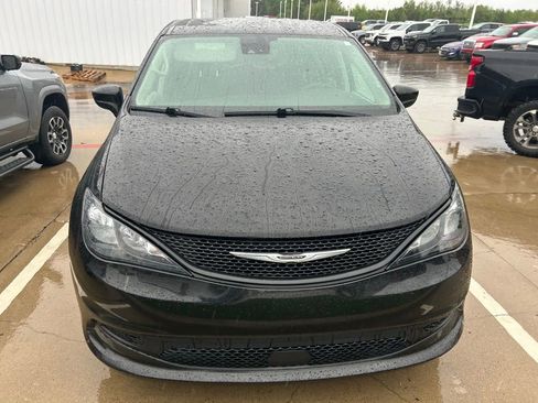 Used 2023 Chrysler Voyager LX image 8