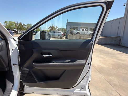 Used 2025 Nissan Kicks SV image 16