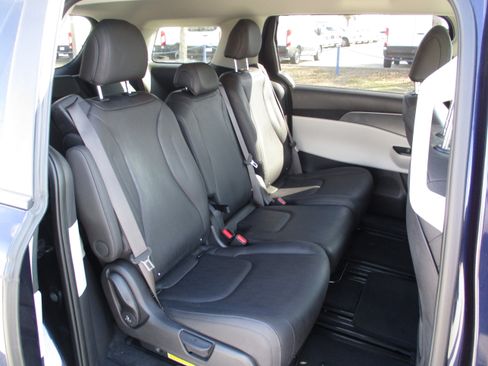 Used 2024 Kia Carnival LX image 13