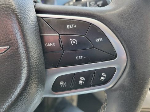 Used 2023 Chrysler Pacifica Touring-L FWD image 20