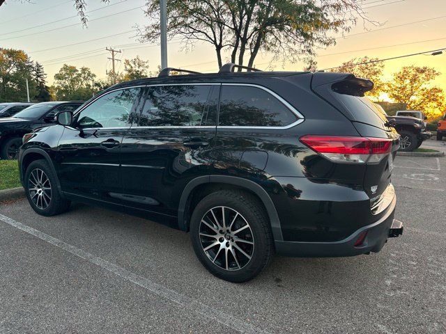 Used 2017 Toyota Highlander SE FWD image 3