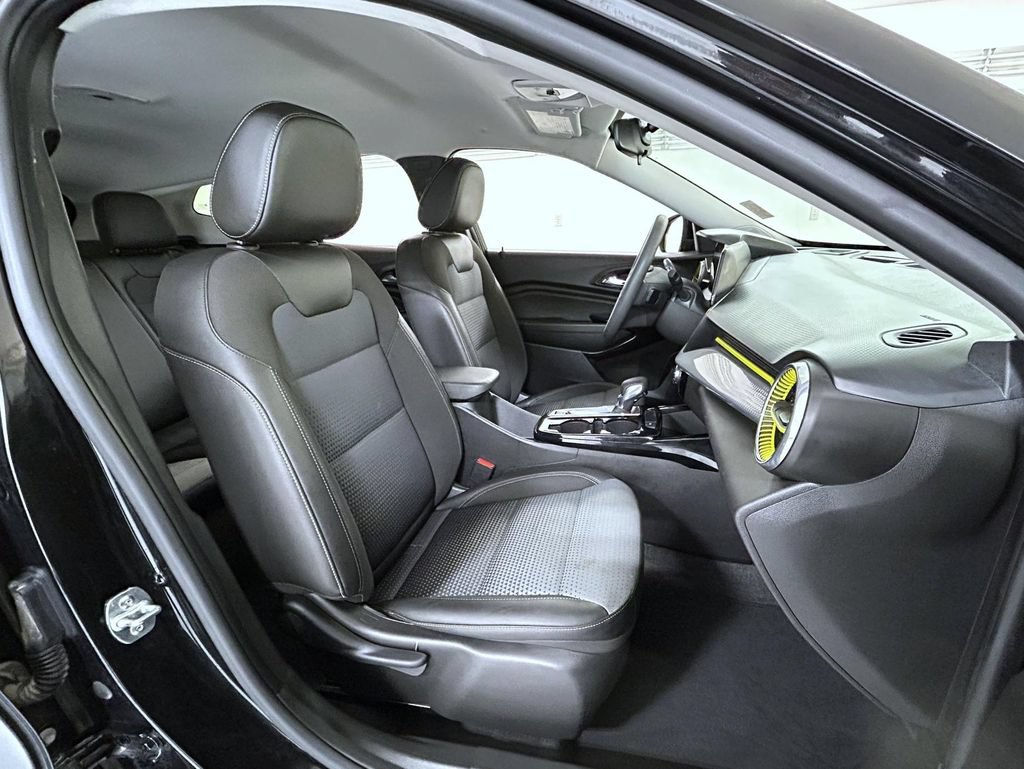 Used 2025 Chevrolet Trax LT FWD image 15